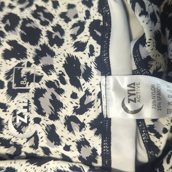 Zyia Active Black White Snow Leopard Print Brilliant Pocket Workout Leggings NWT - Picture 4 of 4